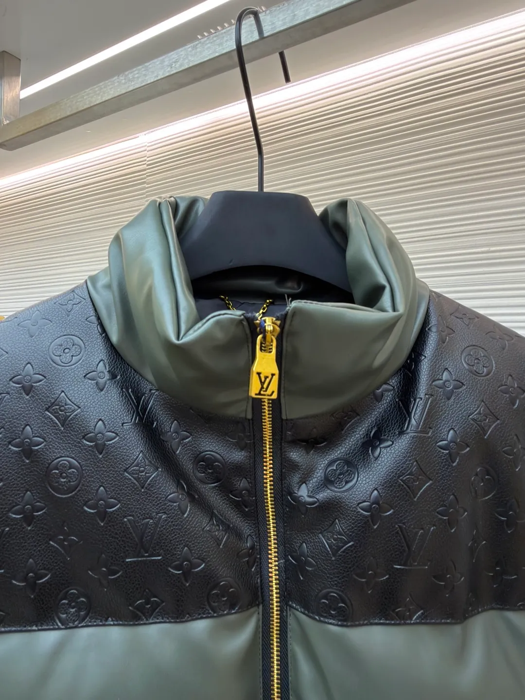 LOUIS VUITTON embossed splicing down jacket ●Original version: purchased and developed at 39599 ●Item number: 1682246-D35 ●Fabric: cotton fabric ●Technology: embossed production ●Version: fitted version ●Weight: about 1455 grams ●Size: 46-48-50-52 ●Description: This Louis Vuitton color-blocked down jacket is made with high-end craftsmanship. The main body of the jacket is made of high-grade artificial leather with a matte texture. It has been treated with water-repellent treatment and softened and polished multiple times. It has a delicate touch and is wrinkle-resistant. The shoulders and collar are spliced with black leather embossed with the classic Monogram pattern. The embossing process is hot-pressed with a precise temperature-controlled mold. The pattern has a uniform depth and a three-dimensional outline, restoring the brand's iconic elements. The filling layer adopts the golden ratio of 90% white goose down and 10% feathers. It is manually filled through the divided down filling process. The amount of down in each grid is precisely controlled to ensure that the warmth and fluffiness are evenly distributed. The metal zipper is made of custom-made brass and has been treated with gold-plated anti-oxidation treatment. The zipper teeth have high tightness and smooth pulling. The neckline is cut with a stand-up collar, which is fixed with three-dimensional stitching technology. The overall stitching adopts double-needle overlocking technology. The stitching is fine and flat, taking into account durability and light luxury texture. The details show the brand's ingenious craftsmanship. The overall wiring is straight and delicate, the fabric is comfortable and soft, and the color is consistent without color difference. It can be matched with the same style to create a fashionable look and control various occasions. Customized accessories, complete with three standards, same style for men and women!